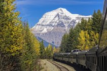 Treno passeggeri in paesaggio con Mount Robson nella Columbia Britannica, Canada . — Foto stock