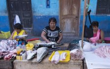 Locaux au stand avec de la viande de crocodile sur la scène du marché d'Iquitos au Pérou — Photo de stock