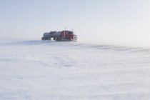 Autocisterna su strada coperta di neve soffiante vicino a Morris, Manitoba, Canada — Foto stock
