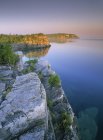 Rocky cliff over Lake Huron, Bruce Peninsula National Park, Ontario, Canada. — Stock Photo