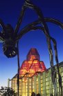 Низкий угол обзора Национальной галереи Канады и скульптуры гигантского паука ночью, Оттава, Онтарио, Канада — стоковое фото