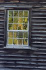 Dettaglio della costruzione del patrimonio e della foresta autunnale che si riflette nella finestra, Balls Falls Conservation Area, Ontario, Canada — Foto stock