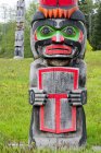 Poteaux totémiques commémoratifs au cimetière Namgis, île Cormorant, Colombie-Britannique, Canada . — Photo de stock