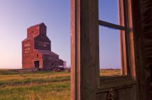 Old grain elevator in ghost town of Bents, Saskatchewan, Canada — Stock Photo