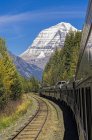 Tren de pasajeros que pasa frente al Monte Robson en Columbia Británica, Canadá . - foto de stock
