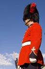 Почесний охоронець у червоній формі на Цитаделі міста Квебек, Квебек, Канада. — стокове фото