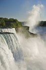 Американский водопад в городе Ниагара Фолс, Нью-Йорк, США — стоковое фото
