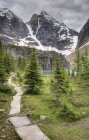 Mount Lefroy and Lake Victoria in Yoho National Park, British Columbia, Canada — Stock Photo