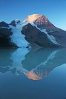 Monte Robson reflejándose en agua de tarn azul, Columbia Británica, Canadá - foto de stock