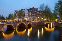 Casas históricas y puente a lo largo de Keizersgracht Canal, Amsterdam, Países Bajos - foto de stock