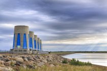 Гідроелектростанції турбін на Гардінер гребля на озері Діфенбейкера, Саскачеван, Канада — стокове фото