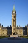 Friedensturm und kanadisches Parlamentsgebäude in ottawa, ontario, kanada — Stockfoto