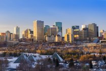 Houses and park in city skyline in winter, Edmonton, Alberta, Canada — Stock Photo