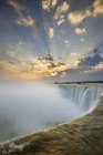 Vue en angle élevé de l'eau de ruissellement des chutes Horseshoe au coucher du soleil, Niagara Falls, Ontario, Canada — Photo de stock