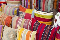 Cuscini di merce colorati in negozio di souvenir, cornice completa — Foto stock