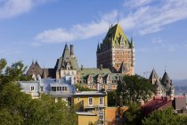 Шато Фронтенак Hotel і будівлі вздовж проспекту в Квебеку, Канада. — стокове фото