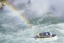 Tour in barca con turisti che navigano vicino alle Cascate del Niagara, Ontario, Canada . — Foto stock