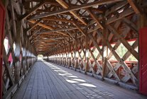 Wakefield coberto ponte de madeira, rio Gatineau, Wakefield, Quebec, Canadá . — Fotografia de Stock