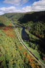 Vista aérea do trem que passa no Agawa Canyon Wilderness Park, Ontário, Canadá . — Fotografia de Stock