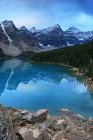 Riva rocciosa e acqua turchese del lago Morena nelle montagne del Banff National Park, Canada
. — Foto stock