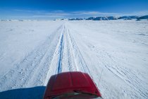 Vue en culture du camion sur la route arrière en hiver, Big Muddy Valley, Saskatchewan, Canada — Photo de stock