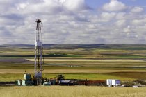 Forage de précision sur plate-forme de forage pour le pétrole près du champ de blé près de Milo, Alberta, Canada — Photo de stock