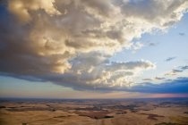 Nubes de tormenta sobre la región de Palouse del este del estado de Washington, EE.UU. . - foto de stock