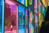 Paredes de vidrio de colores del centro de convenciones de Montreal, Montreal, Quebec, Canadá . - foto de stock