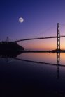 Леви міст ворот, освітлені вночі, Ванкувер, Британська Колумбія, Канада — стокове фото