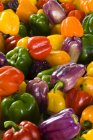 Свежий красочный перец и овощи на рынке
. — стоковое фото