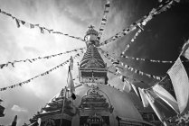 Vista ad angolo basso di Kathe Simbu Stupa e bandiere nel centro di Kathmandu, Nepal — Foto stock