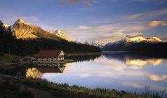 Maligne Lake hut on shore at sunset, Banff National Park, Alberta, Canada. — Stock Photo