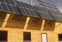 Pannelli solari di lodge vicino a Nordegg, Alberta, Canada — Foto stock
