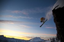 Esquiador masculino de fundo caindo penhasco em Sol Mountain, Monashee Backcountry, Revelstoke, Canadá — Fotografia de Stock