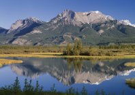 Montanha Roche Ronde refletindo na água do lago no Parque Nacional Jasper, Alberta, Canadá — Fotografia de Stock
