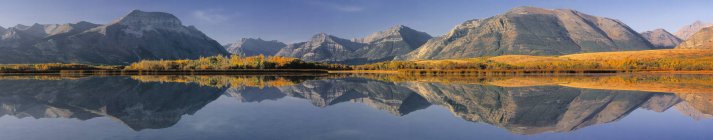 Scenery of Maskinonge lake, Waterton Lakes National Park, Alberta, Canada — Stock Photo
