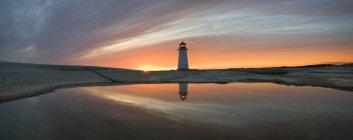 Faro di Peggy Cove al tramonto in Nuova Scozia, Canada . — Foto stock