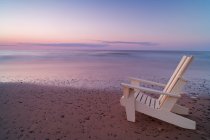 Cadeira de praia no Estreito de Northumberland por Inverness, Cape Breton Island, Nova Escócia, Canadá . — Fotografia de Stock