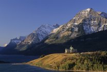 Building of Prince of Wales Hotel at sunrise in Waterton Lakes National Park, Alberta, Canada — Stock Photo