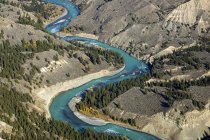 Vista aérea del río Chilcotin y bosques circundantes, Columbia Británica, Canadá . - foto de stock