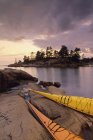 Захід сонця з Байдарки на березі, Chikanishing-Крік, Кілларні Провінційний парк, затока Джорджіан, Онтаріо, Канада. — стокове фото