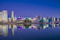 Stade illuminé réfléchissant dans l'eau de False Creek, Vancouver, Colombie-Britannique, Canada , — Photo de stock