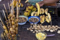 Vários produtos alimentares em cena no mercado de Iquitos no Peru — Fotografia de Stock