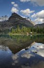 Malerische landschaft mit lake ohara lodge hütten im yoho nationalpark, britisch columbia, kanada — Stockfoto