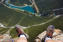 Male hiker feet at edge of cliff, Mount Rundle near Canmore, Alberta, Canada — Stock Photo