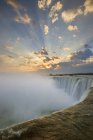 Cascate di ferro di cavallo sotto il cielo nuvoloso con raggi di luce solare, Cascate del Niagara, Ontario, Canada
. — Foto stock