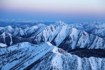 Luftaufnahme der schneebedeckten purzelligen Berge im Morgengrauen, britische Kolumbia, Kanada — Stockfoto