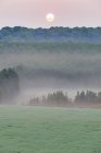 Lever de soleil sur le paysage rural brumeux de Mono Hills, escarpement du Niagara, Ontario, Canada — Photo de stock