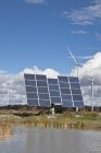 Панелі сонячних батарей і вітряні млини в сільськогосподарський регіон Південно-Західного Онтаріо в Канаді. — стокове фото