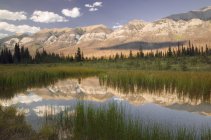 Montagne di cresta di falco che si riflettono in acqua di lago di Parco Nazionale di Kootenay, Columbia Britannica, Canada — Foto stock